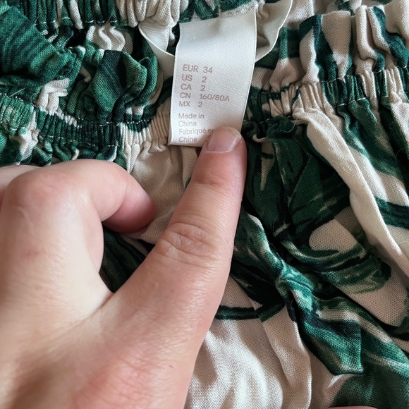 H&M off the shoulder tropical top size 2 - Picture 2 of 2